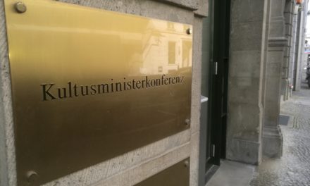 Präsidentin der KMK wendet sich gegen Maskenpflicht während des Unterrichts