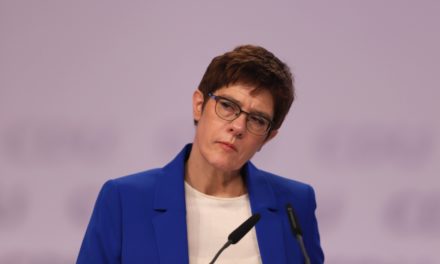 Kramp-Karrenbauer gegen Mindestlohn-Vorstoß aus ihrer Partei