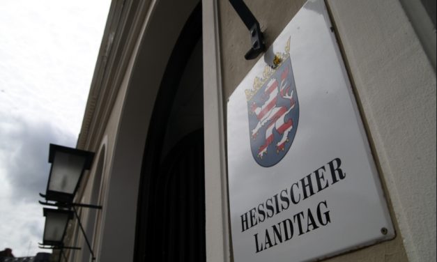 Kriminalbeamte kritisieren Hessens Innenminister wegen Drohmail-Affäre