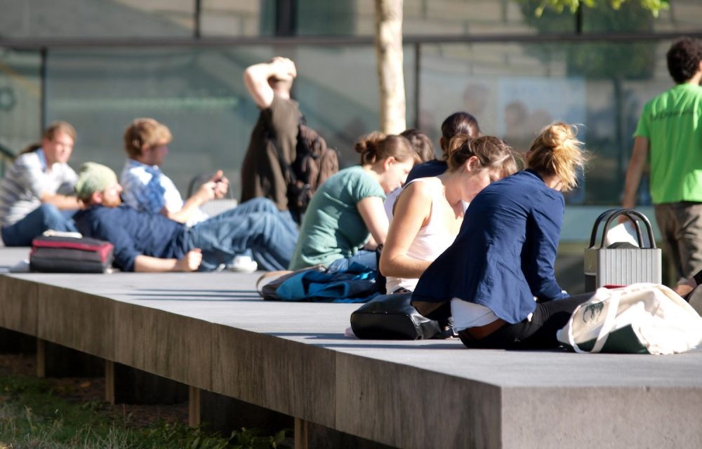 Studenten bewältigen die Uni während Corona online gut