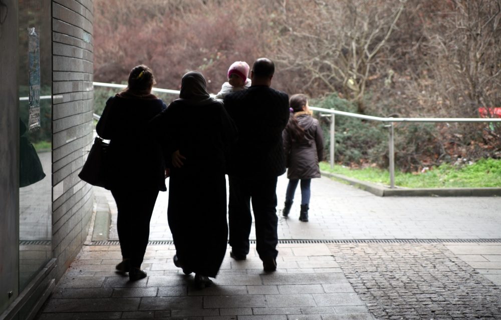 Gewalttaten gegen Flüchtlinge verharren auf hohem Niveau