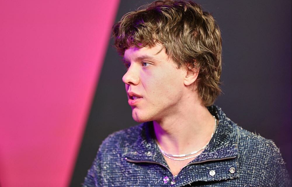 Alex Warren dominiert Single-Charts – Zartmann auf Platz drei