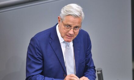 Röttgen: „Putin zielt auf die vollständige Zerstörung der Ukraine ab“