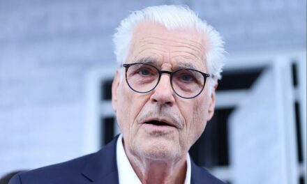 Sky du Mont blickt erleichtert auf das Ende seiner Schauspielkarriere