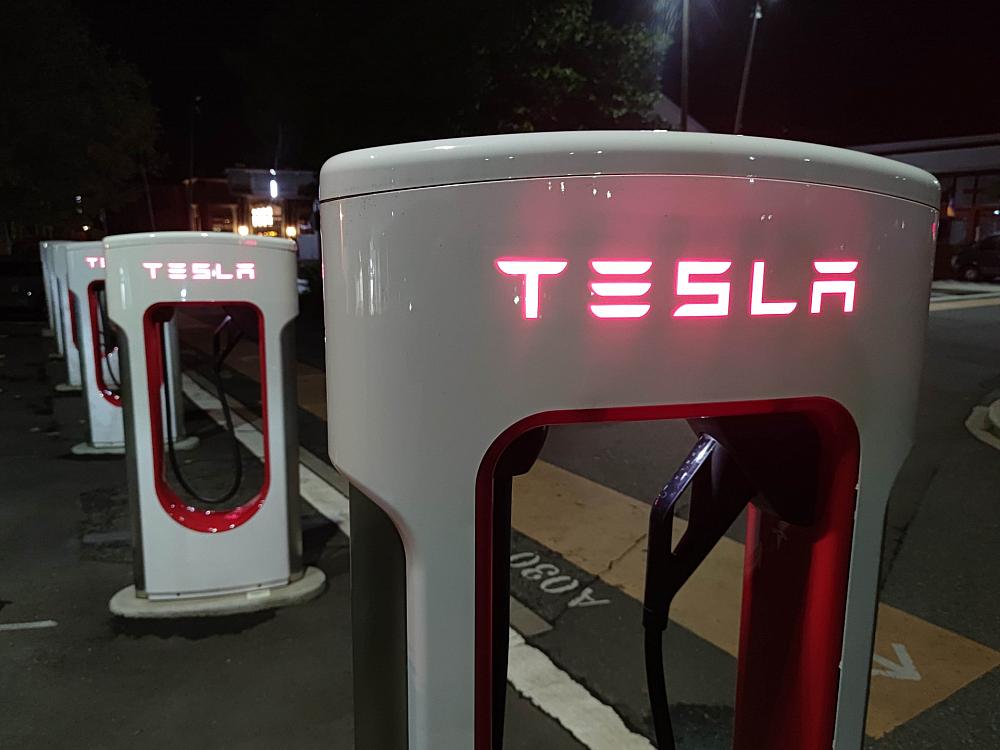 Tesla evakuiert Mitarbeiter nach Brand von Batteriezellen - Ã¼ber dts Nachrichtenagentur
