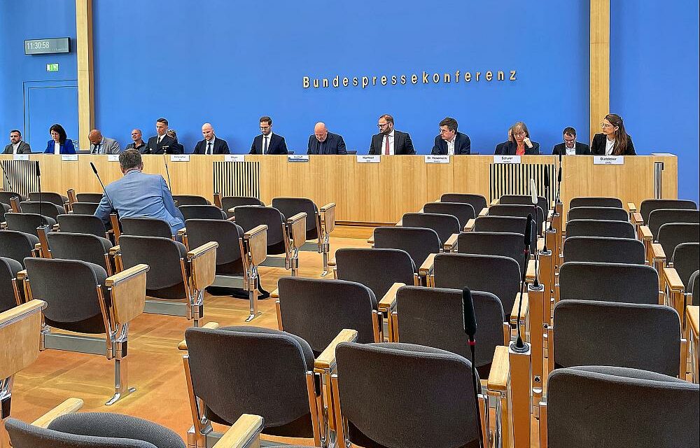 Bundesregierung räumt Herausforderungen beim Vertrauensaufbau ein
