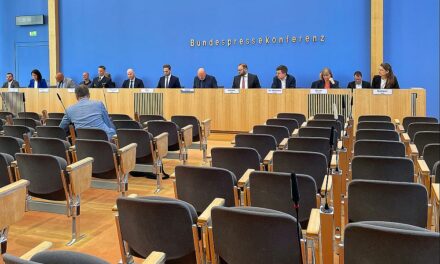 Bundesregierung räumt Herausforderungen beim Vertrauensaufbau ein