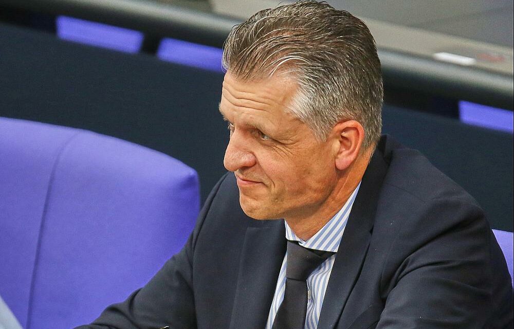 Schwarz-rote Koalition feiert Zusammenarbeit und Effizienz nach 100 Tagen