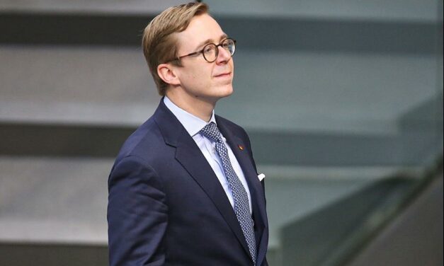 Amthor strebt jährliche Einsparung von 16 Milliarden Euro bei Bürokratiekosten an