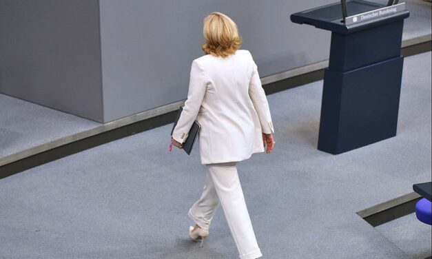 Linke fordert Rücktritt von Klöckner – Kritik nach Auftritt bei CDU-Event